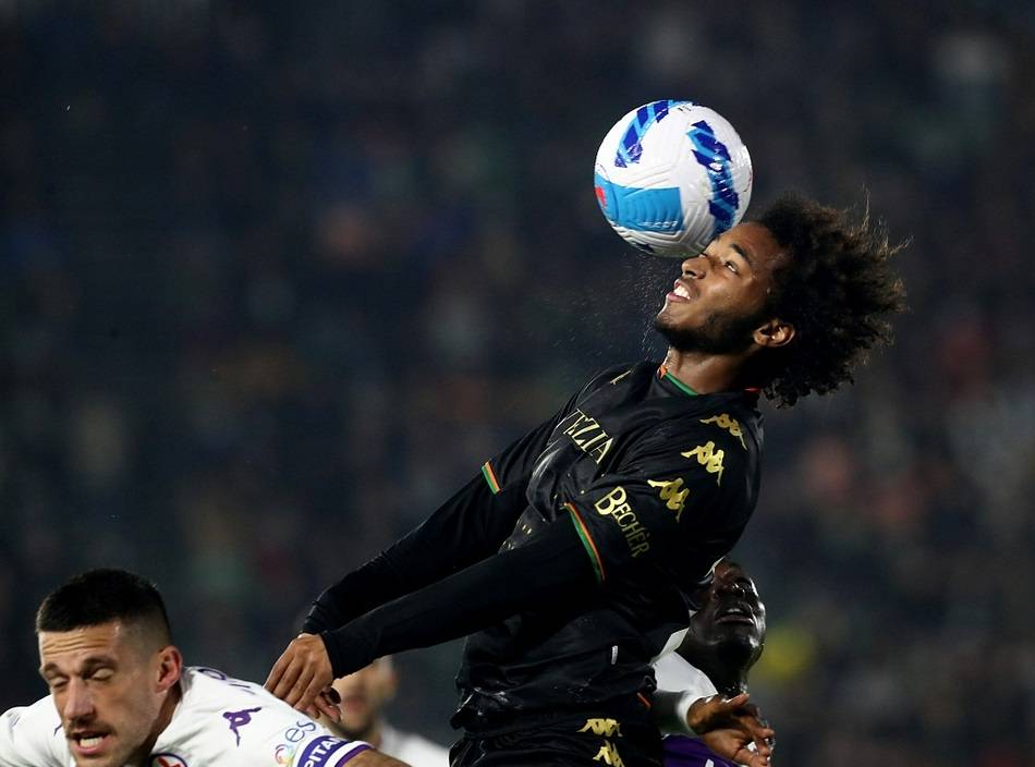 包含萨索洛人员齐整，意欲力克对手的词条