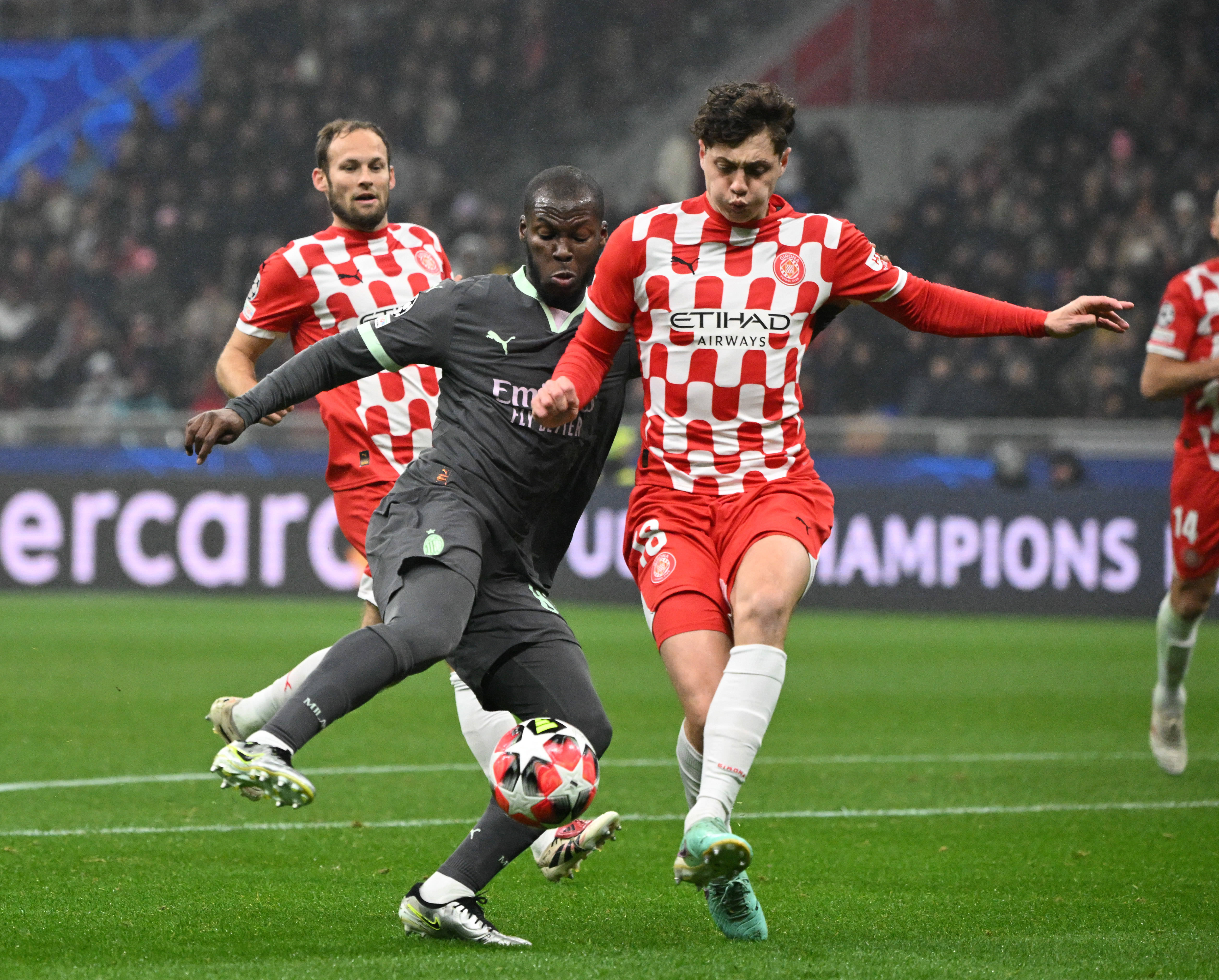 AC米兰遗憾出局,欧冠梦惊醒 AC米兰遗憾出局,欧冠梦惊醒