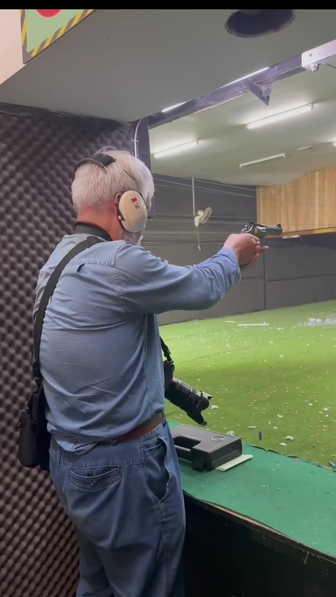 爱游戏体育链接-射击比赛选手冷静应对，击溃对手