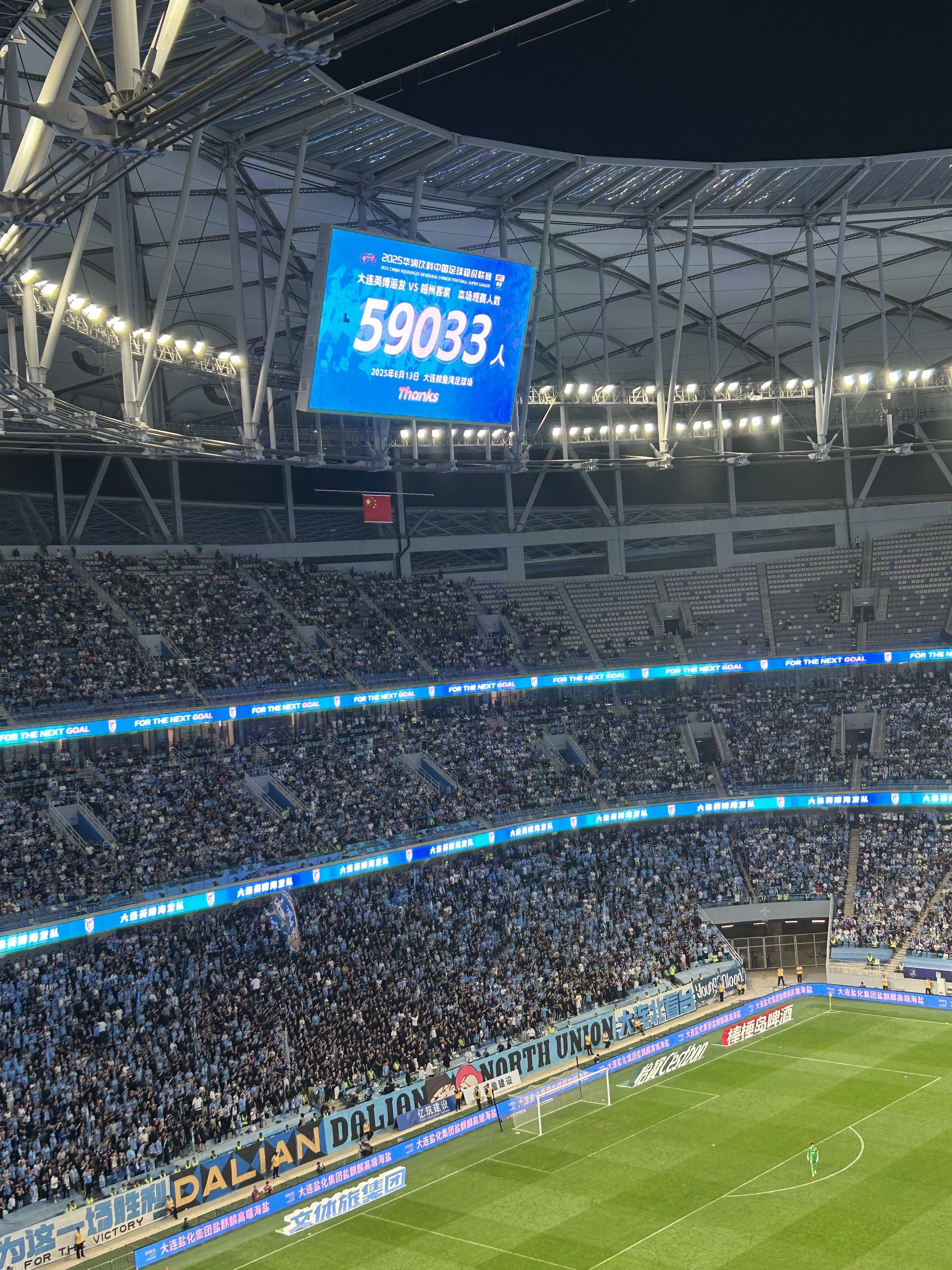 足球赛事掀起热议,球迷翘首期待 足球赛事掀起热议,球迷翘首期待