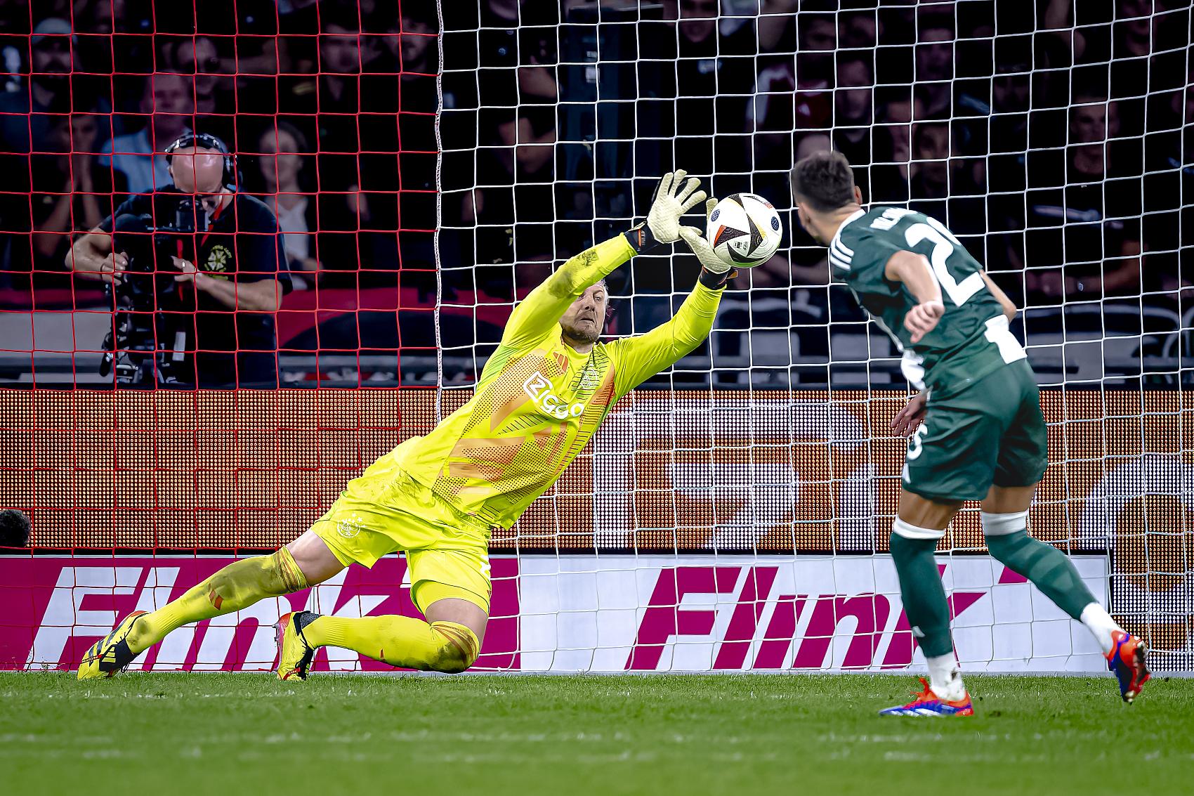 爱游戏app-阿贾克斯争议进球奇兵，曼联晋级四强