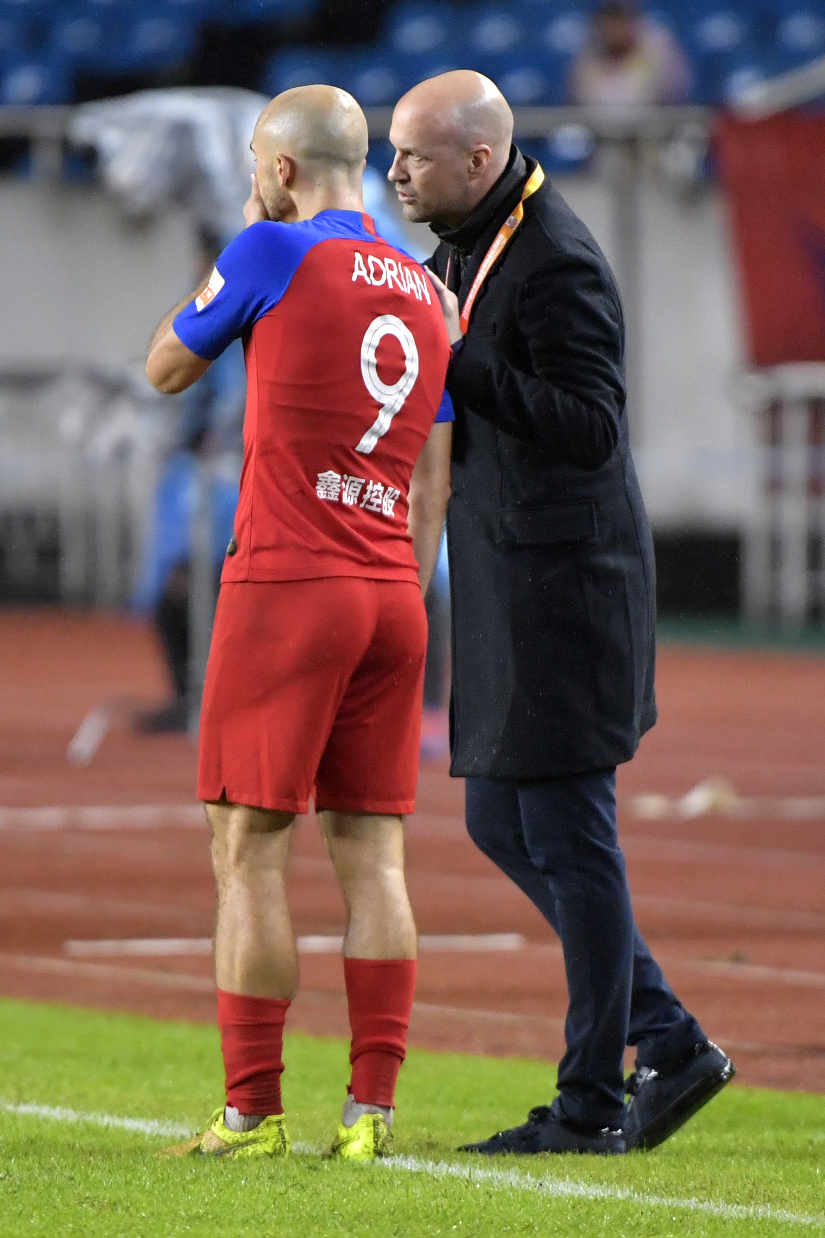 爱游戏体育下载-重庆斯威足球队在比赛中表现抢眼