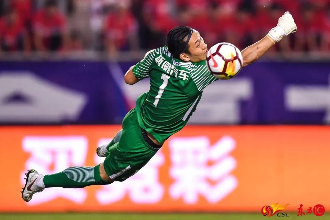 重庆斯威足球队在比赛中表现抢眼 重庆斯威足球队在比赛中表现抢眼