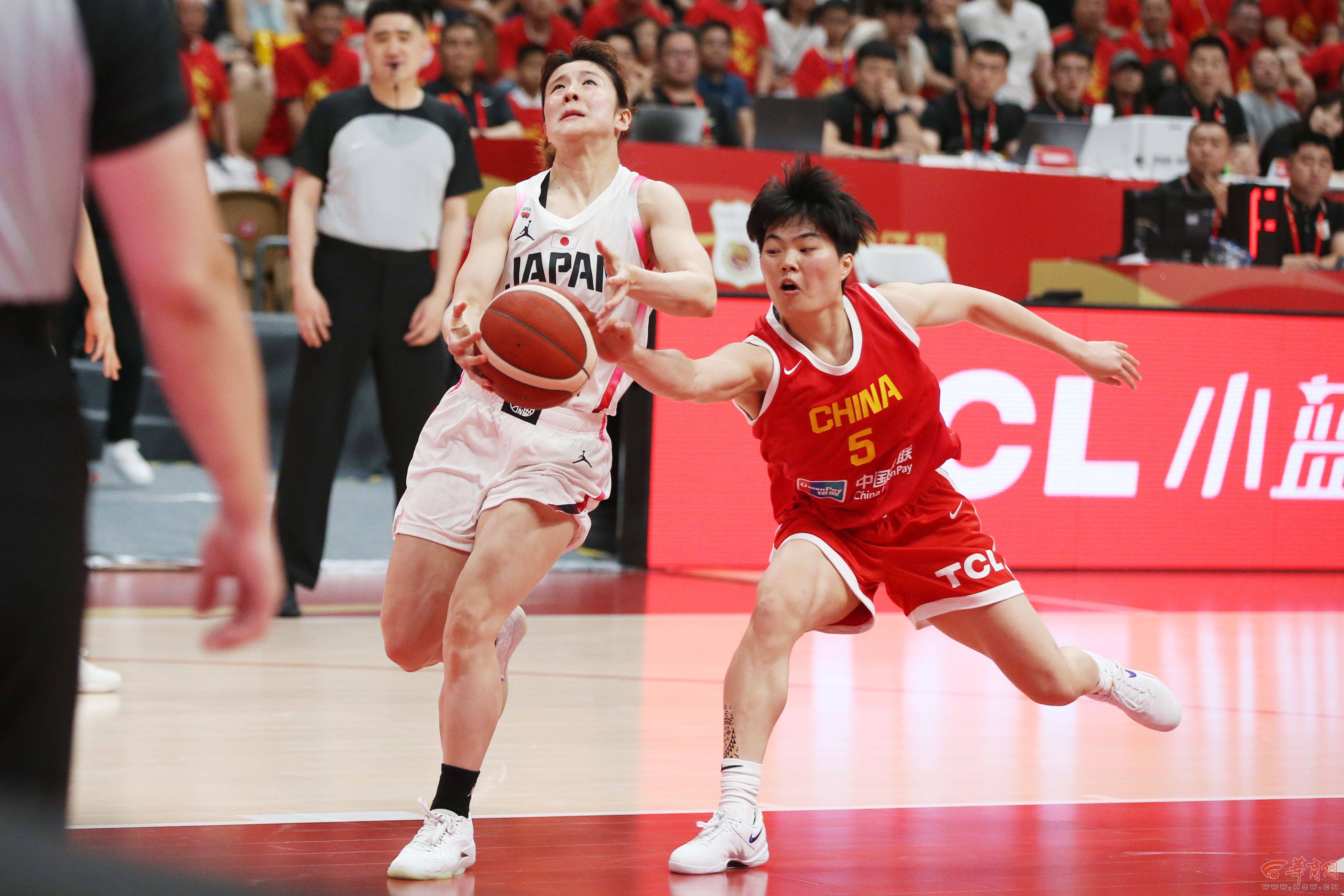 篮球比赛现场,球迷激情加油呐喊 篮球比赛现场,球迷激情加油呐喊