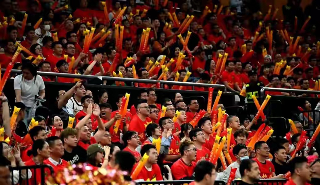 篮球比赛现场,球迷激情加油呐喊 篮球比赛现场,球迷激情加油呐喊