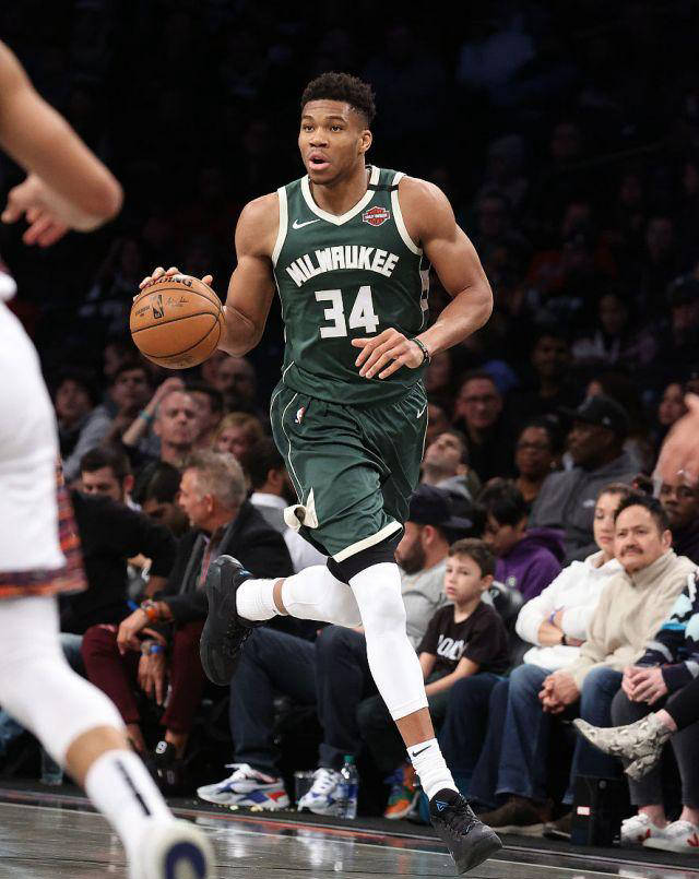 爱游戏官方登录入口-雄鹿队球员普遍状态低迷，球队呼吁团结合作