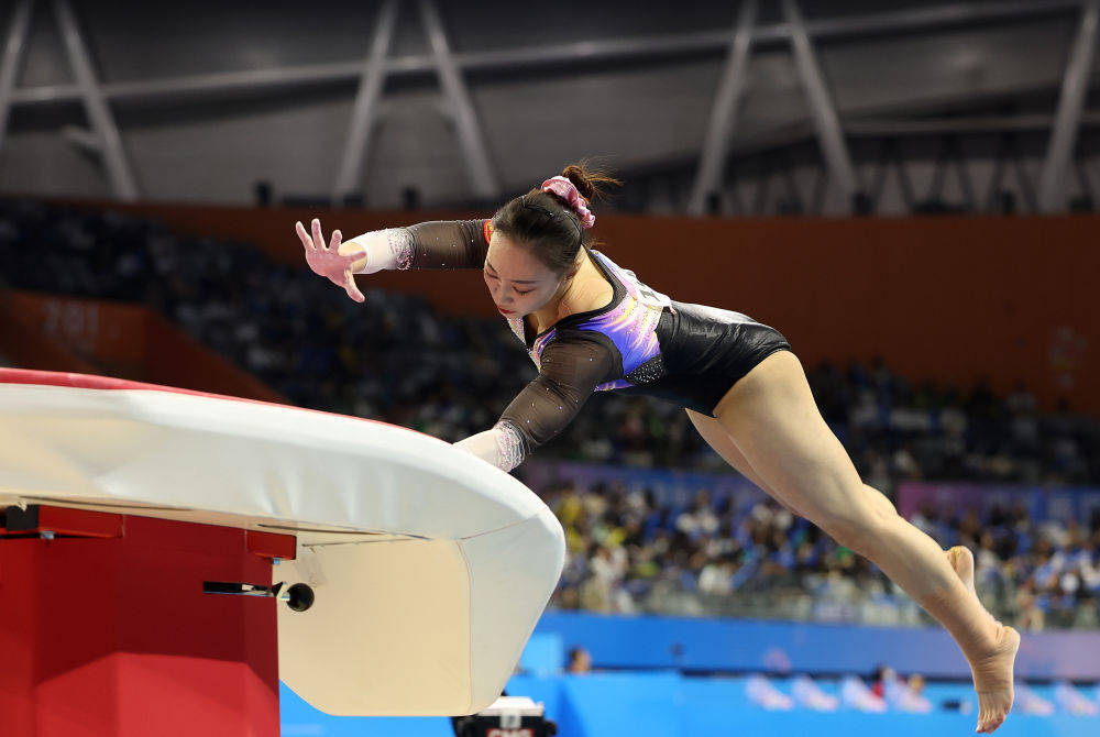 跳马比赛中运动员飞身翻转获得好成绩 跳马比赛中运动员飞身翻转获得好成绩