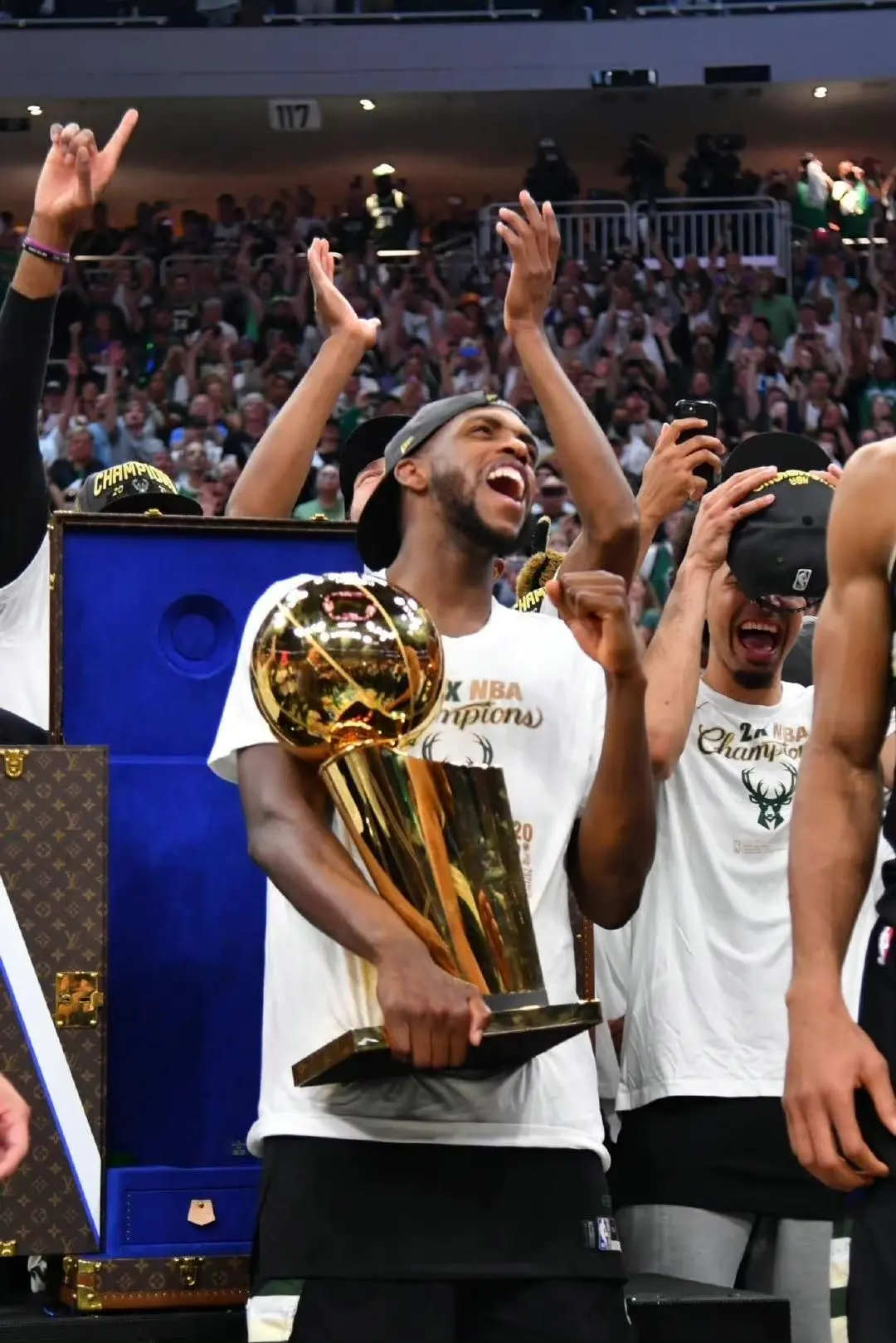 雄鹿轻取活塞获得两连胜，米德尔顿砍下25分