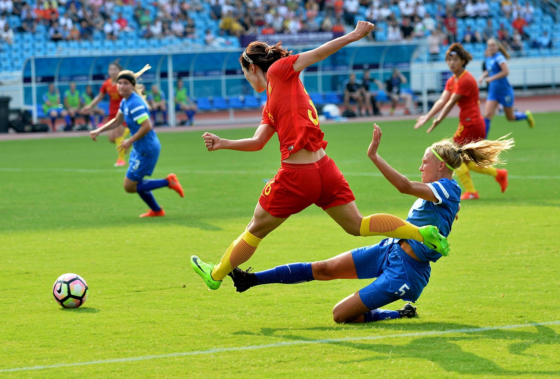 球员们在国际比赛中尽展风采 球员们在国际比赛中尽展风采