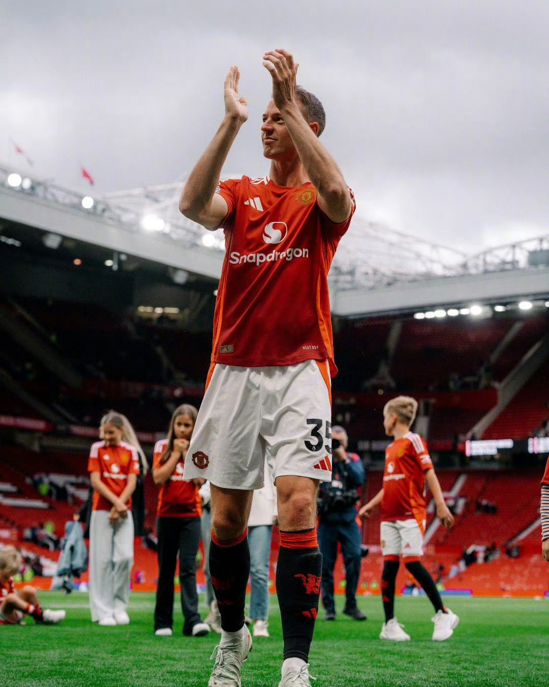 爱游戏官方登录入口-曼联球员因个人努力赢得胜利，令球迷瞩目的简单介绍