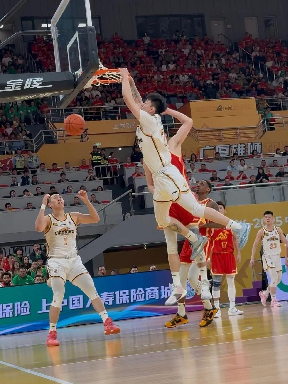 包含精彩篮球赛事在球场上展开,让球迷目不转睛的词条 包含精彩篮球赛事在球场上展开,让球迷目不转睛的词条