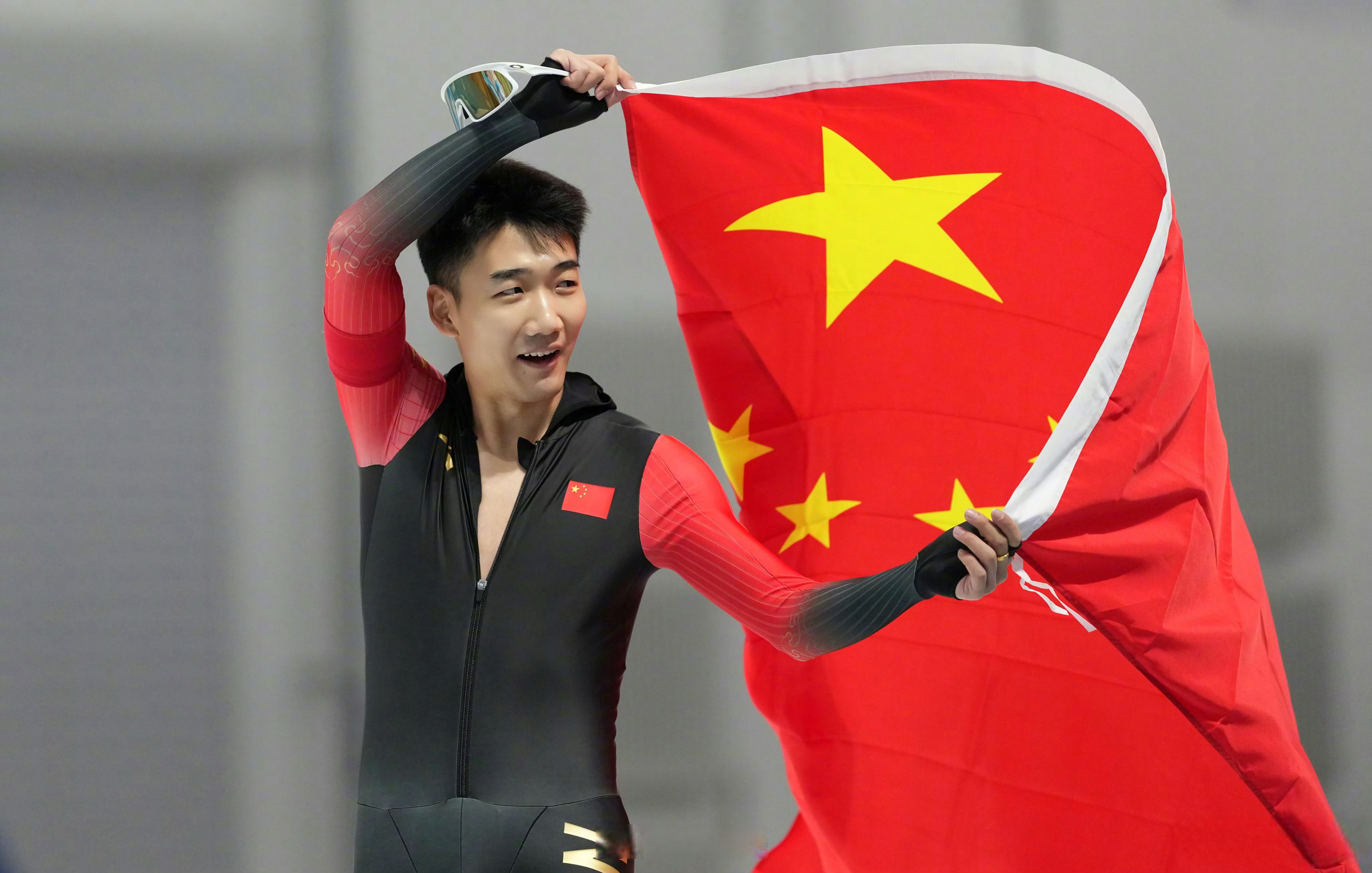 英雄球员崭露头角，带领球队实现胜利的简单介绍