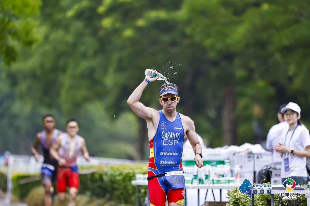 男子铁人三项赛场激烈角逐纷呈的简单介绍