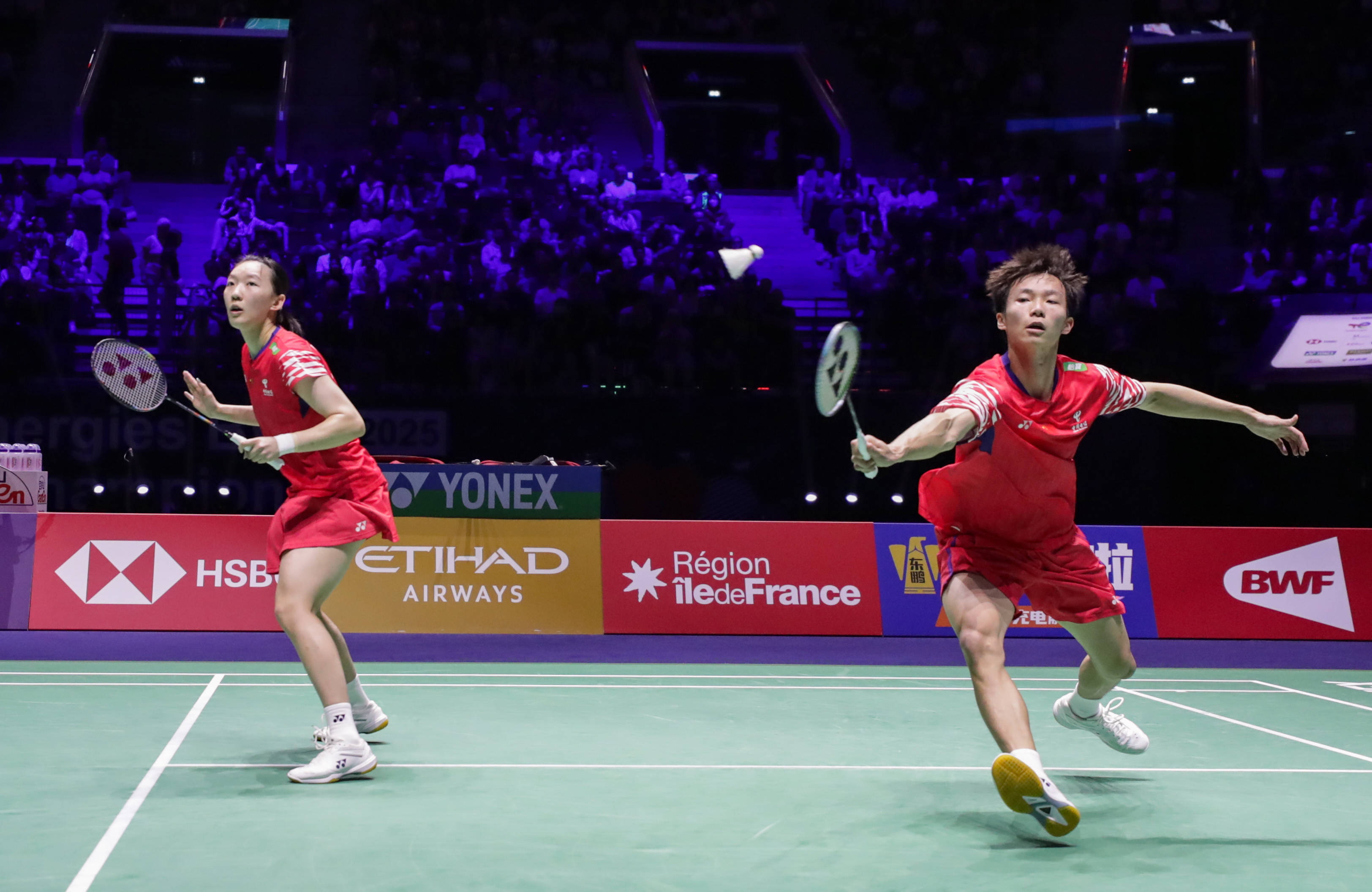 羽毛球混双比赛选手默契配合夺冠 羽毛球混双比赛选手默契配合夺冠