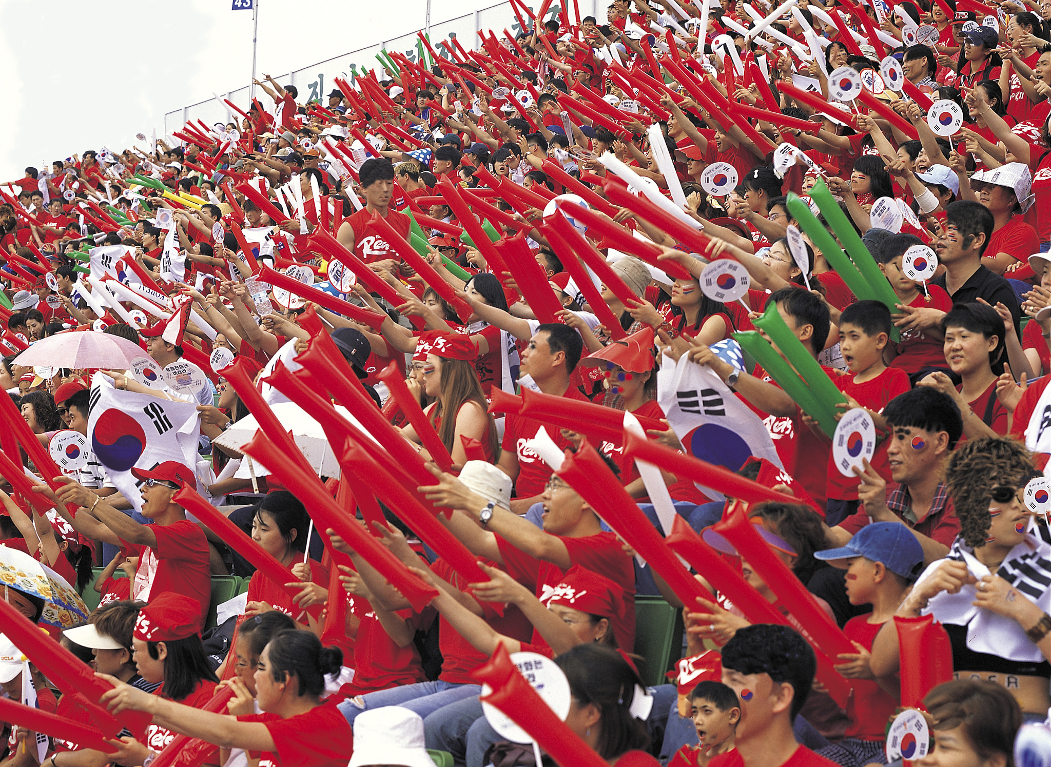 球场外粉丝热情欢呼球队取得胜利 球场外粉丝热情欢呼球队取得胜利